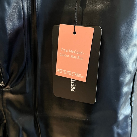 Pretty Little Thing Black Vinyl Panel Split Hem Skinny Trouser - Picture 7 of 8